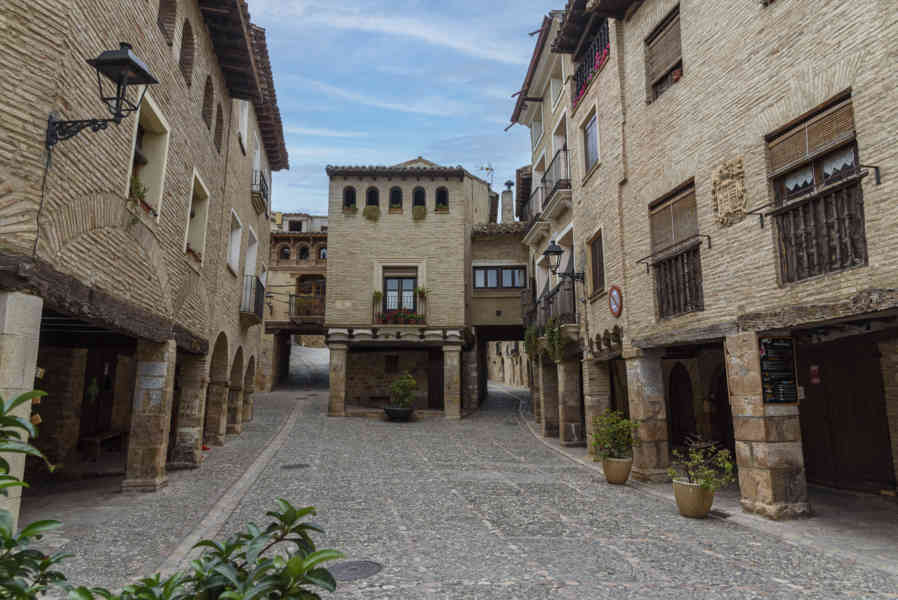 Huesca - Alquézar 34 - plaza de Rafael Ayerbe.jpg